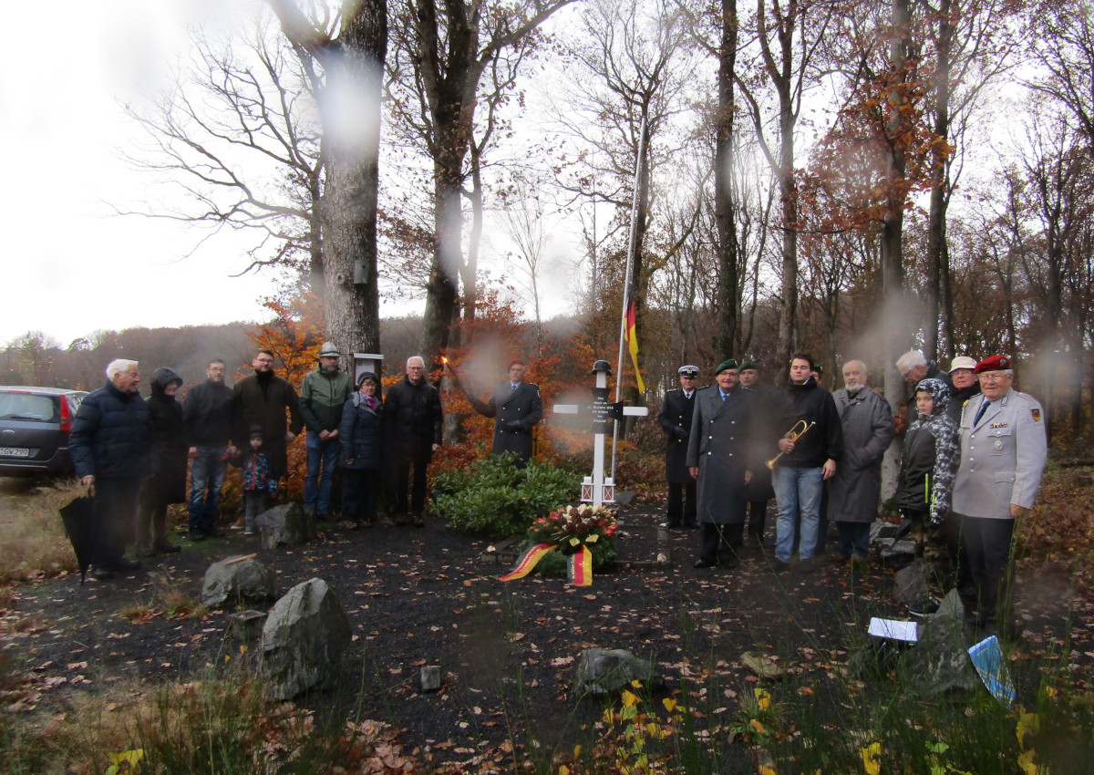 Volkstrauertag am Fliegerkreuz Steimel: Erinnern an die Opfer des Krieges