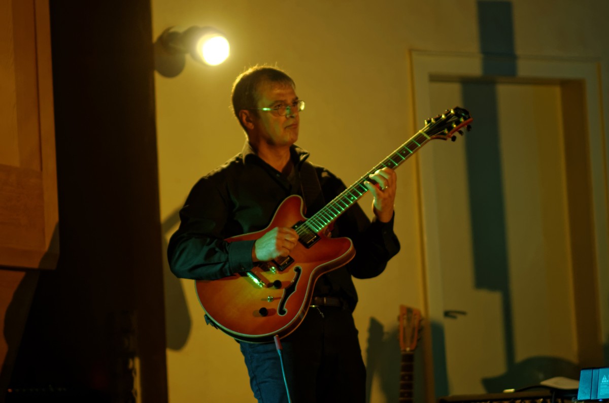 Stefan Alkier unterstreicht als Theologieprofessor auch mit seinen Gitarren-Improvisationen "Zuversichtsargumente". (Foto: Guido Sedlaq)