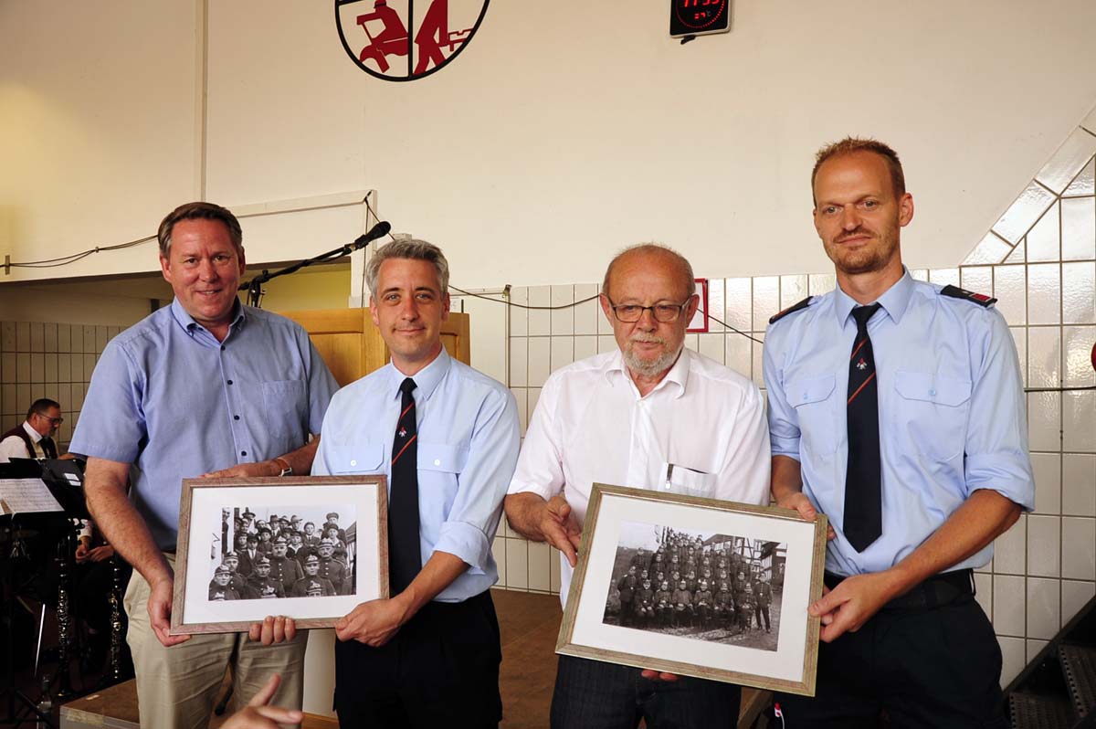 Ein besonderes Geschenk erhielt der Lschzug (von links) Joachim Brenner, Michael Kreuels, Hermann-Josef Neubert und Tobias Beichler (Foto: Klaus Khnen)