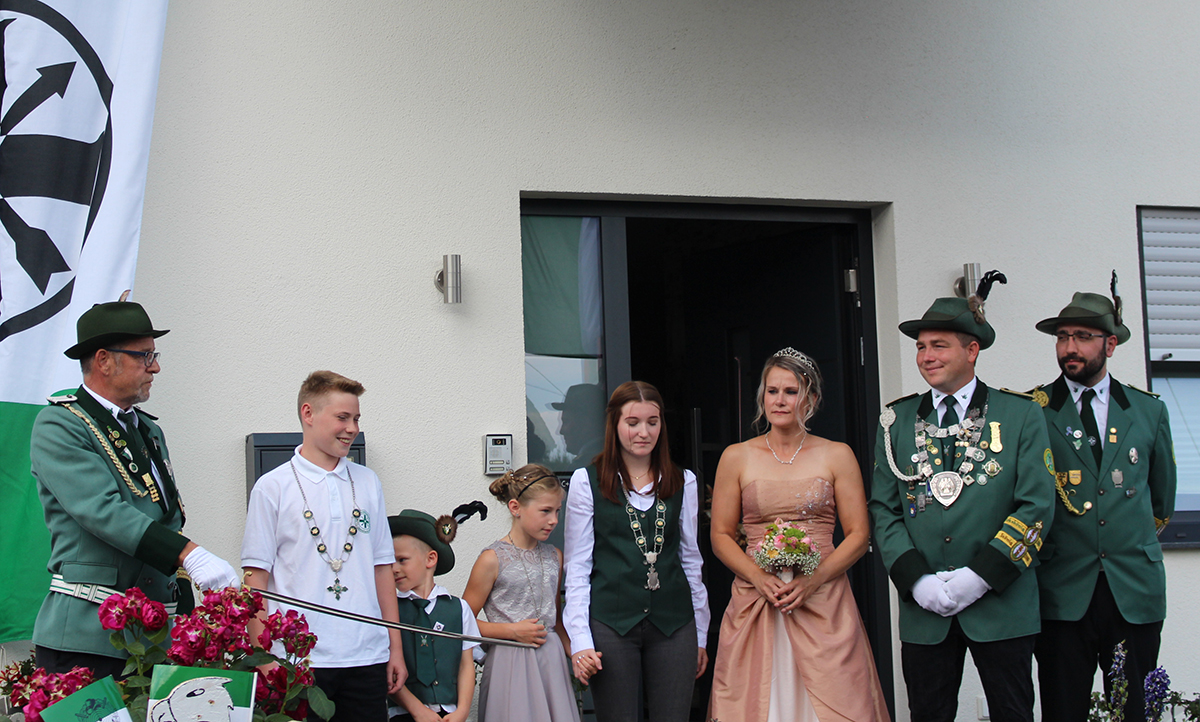 Paul Paffhausen (von links) prsentiert Rocco Paciello, Mats Graziola, Sina Graziola, Kiara Paffhausen, Verena und Marc Graziola sowie Michael Stber vor dem Haus des Knigspaares. (Foto: Schtzen Steinshardt)