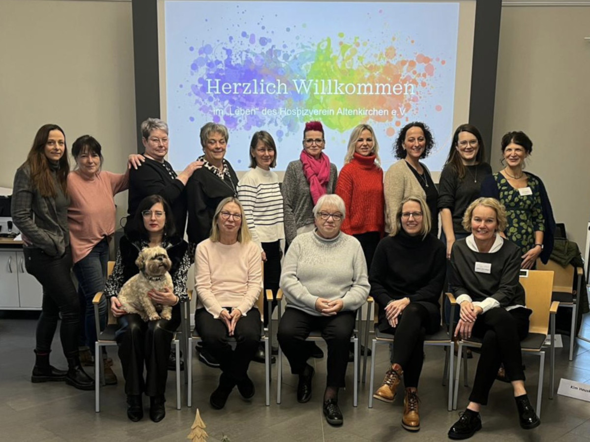 Teilnehmer stehend von links: Krfgen Stefanie, Meyer Alexandra, Kolb-Pfau Anja, Jung Tanja, Saynisch Clarisssa, Weber-Schuler Petra, Heuskel Kim, Pfeffer Jasmin, Blcker Lisa, Koordinatorin Hasselbach Petra. Teilnehmer sitzend von links: Komadowski Natalie, Gilcher Irene, Asbach Margot, Walterschen Tina, Kursbegleitung Hahn Hassel Andrea. Fehlende Teilnehmerin: Becker Valentina (Foto: Petra Hasselbach/Hospizverein)