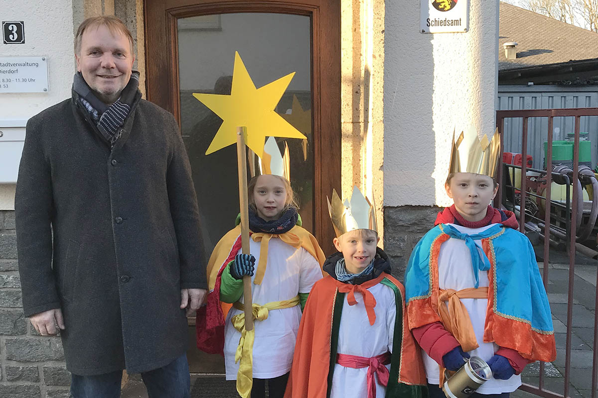 Sternsinger besuchen die Stadtverwaltung in Dierdorf