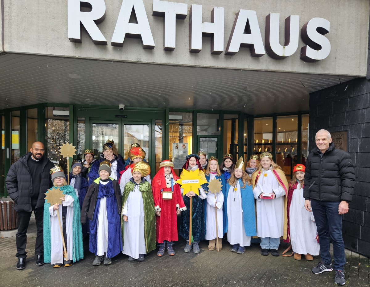 Sternsinger aus Altenkirchen, Weyerbusch, Ingelbach, Hamm und Bruchertseifen mit ihren Begleitern und Brgermeister Fred Jngerich vor dem Altenkirchener Rathaus (Fotos: Diana Alhuser/Verbandsgemeindeverwaltung Altenkirchen-Flammersfeld)