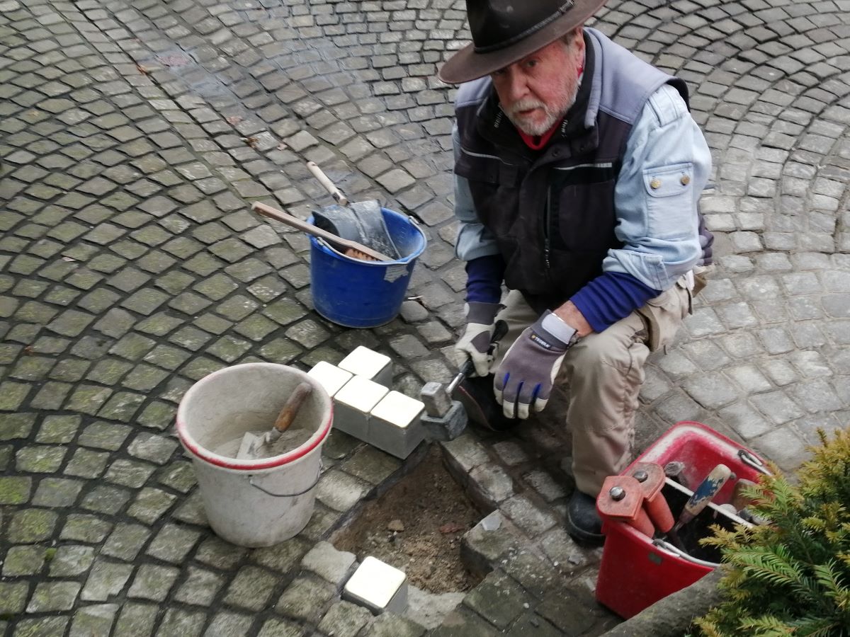 In der Marktstrae setzte Gunter Demnig fnf Stolpersteine, die an Moritz Simon, Dr. Hermann Simon, Henriette Simon, Margot Hermann (geb. Simon) und Florentine Simon erinnern. (Foto: vh)