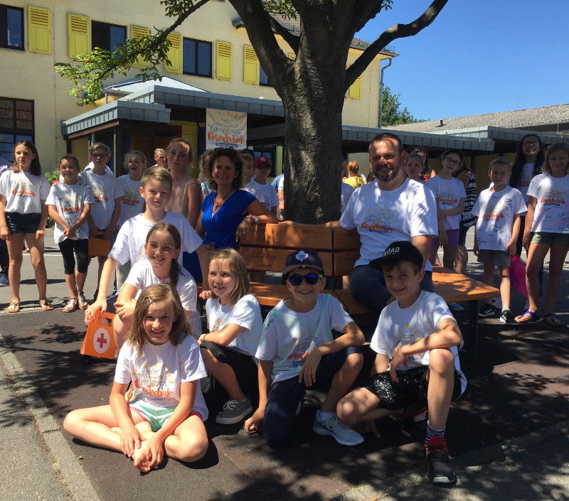 Die Straenhauser Grundschule hat eine neue Lieblingsbank. Foto: Privat