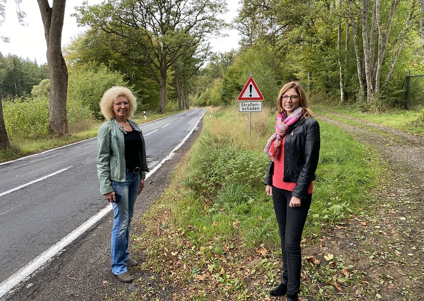 Angelika Buske von der Friesenhagener SPD freut sich ber Verkehrsinvestitionen des Landes im Wildenburger Land. Sabine Btzing-Lichtenthler, MdL berbrachte die gute Nachricht. (Foto: Wahlkreisbro Betzdorf)