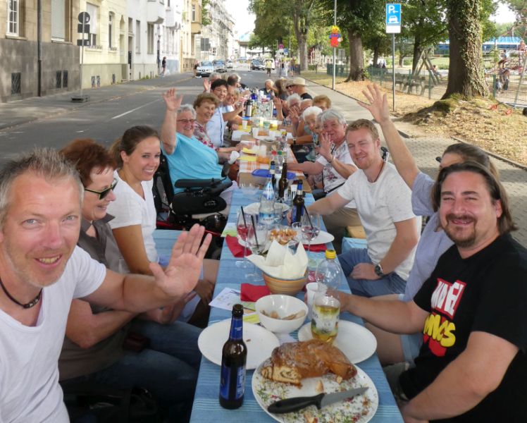 Straenfest auf der Rheinstrae. Foto: privat