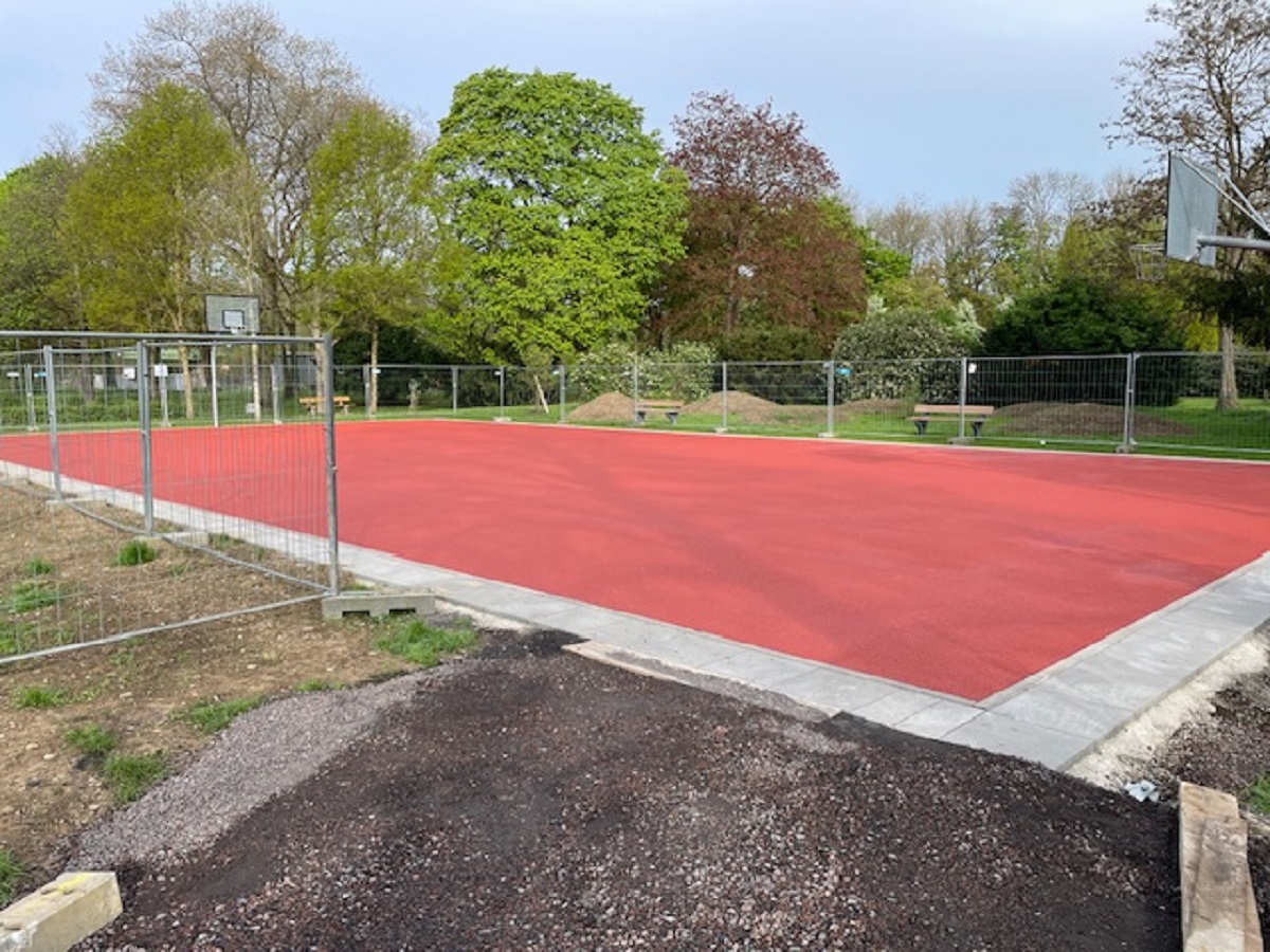 Fast fertig: An den neuen Streetballplatz im Neuwieder Stadtpark muss nur noch letzte Hand angelegt werden, dann knnen endlich die ersten Krbe geworfen werden. (Foto: Jens Sommer)