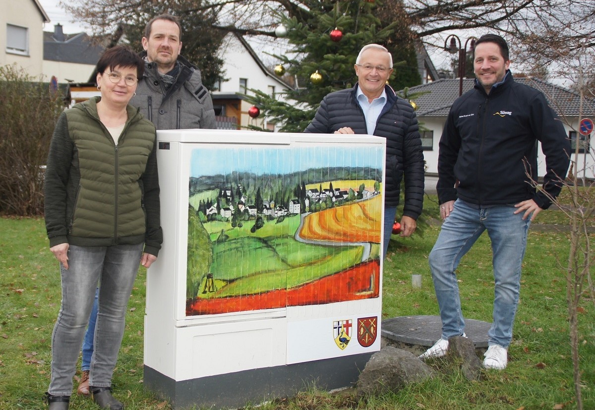 Ortsgemeindertin Sabine Dietz (von links), Ortsbrgermeister Heiko Schlosser, Landrat Achim Hallerbach und Syna-Prokurist Johannes Schardt freuen sich ber die gelungene Neugestaltung des ersten Stromkastens. Weitere werden in Hardert folgen. (Foto: privat)