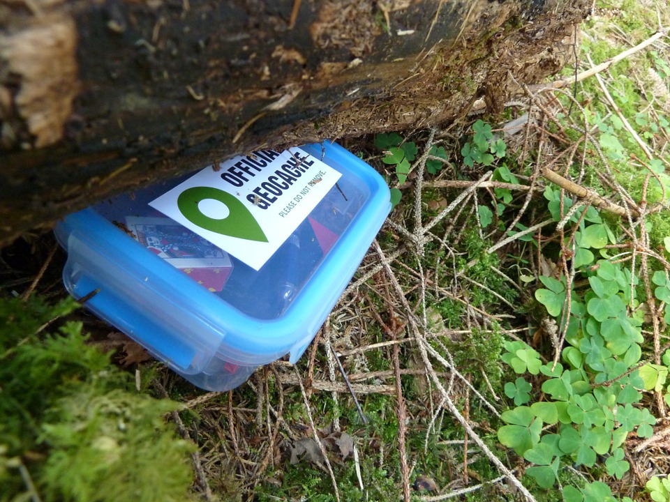 Geocaching ist eine moderne Form der Schatzsuche. (Symbolfoto)