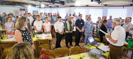 Prses Bernhard Nothdurft verpflichtet neue Synodale. (Foto: Evangelisches Dekanat Westerwald/Peter Bongard) 