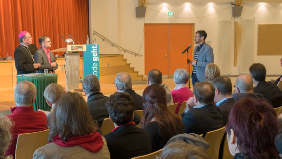 Dechant Jrg Meyrer (rechts) aus Bad Neuenahr-Ahrweiler stellt Bischof Ackermann (links) und Christian Heckmann, Leiter des Synodenbros, Fragen zur Synodenumsetzung. (Foto: Bistum Trier)