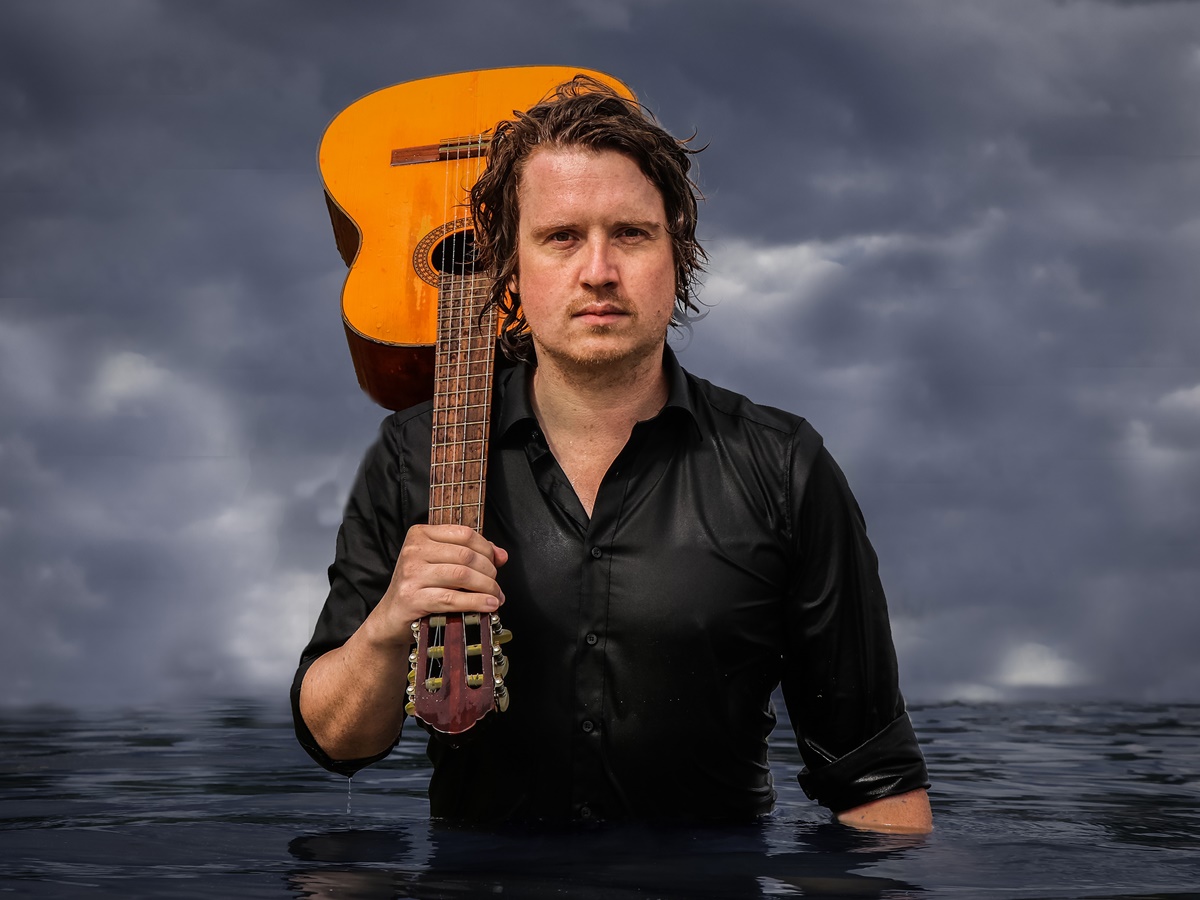 Hoffentlich muss Liedermacher Erik Stenzel beim Konzert im Gelbachtal nicht mit seiner Gitarre im Regen-Wasser stehen. (Foto: Kay Khambatta)