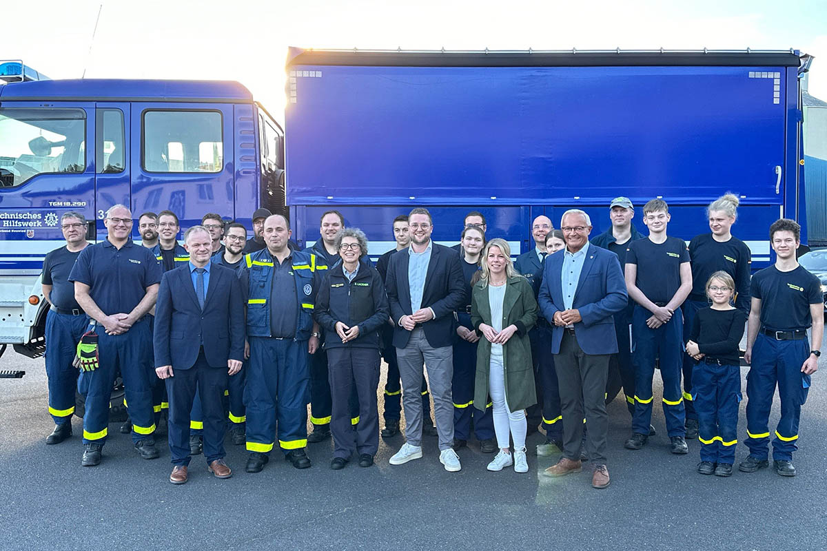 Landrat Achim Hallerbach, THW Prsidentin Sabine Lackner, der THW-Landesbeauftragte fr Hessen, Rheinland-Pfalz und das Saarland, Marcus Hantsche, Oberbrgermeister Jan Einig, MdB Martin Diedenhofen, MdL Lana Horstmann und der Ortsbeauftragte Bjrn Harrenberger. Foto: Thomas Herschbach