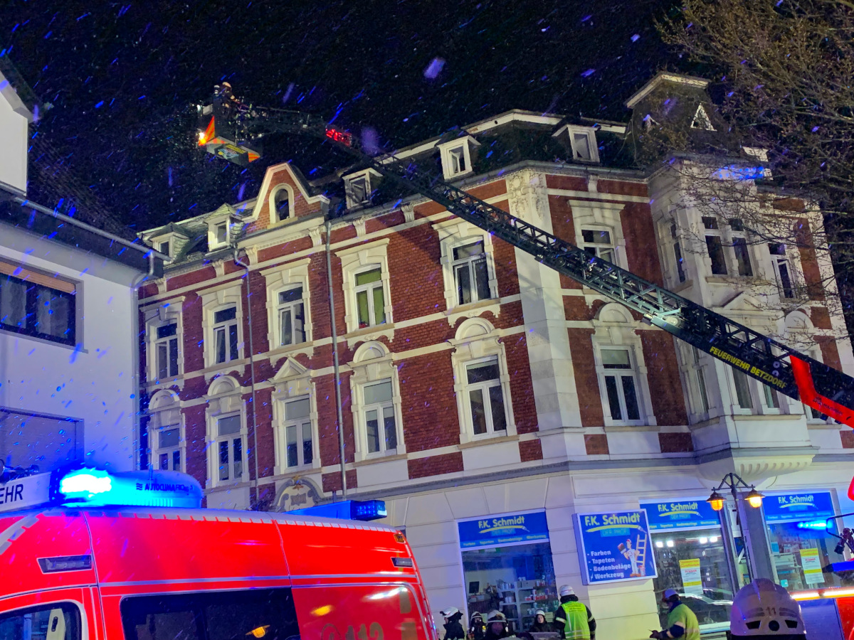 Feuer in der Betzdorfer Decizer Strae. (Foto: Markus Wrden)