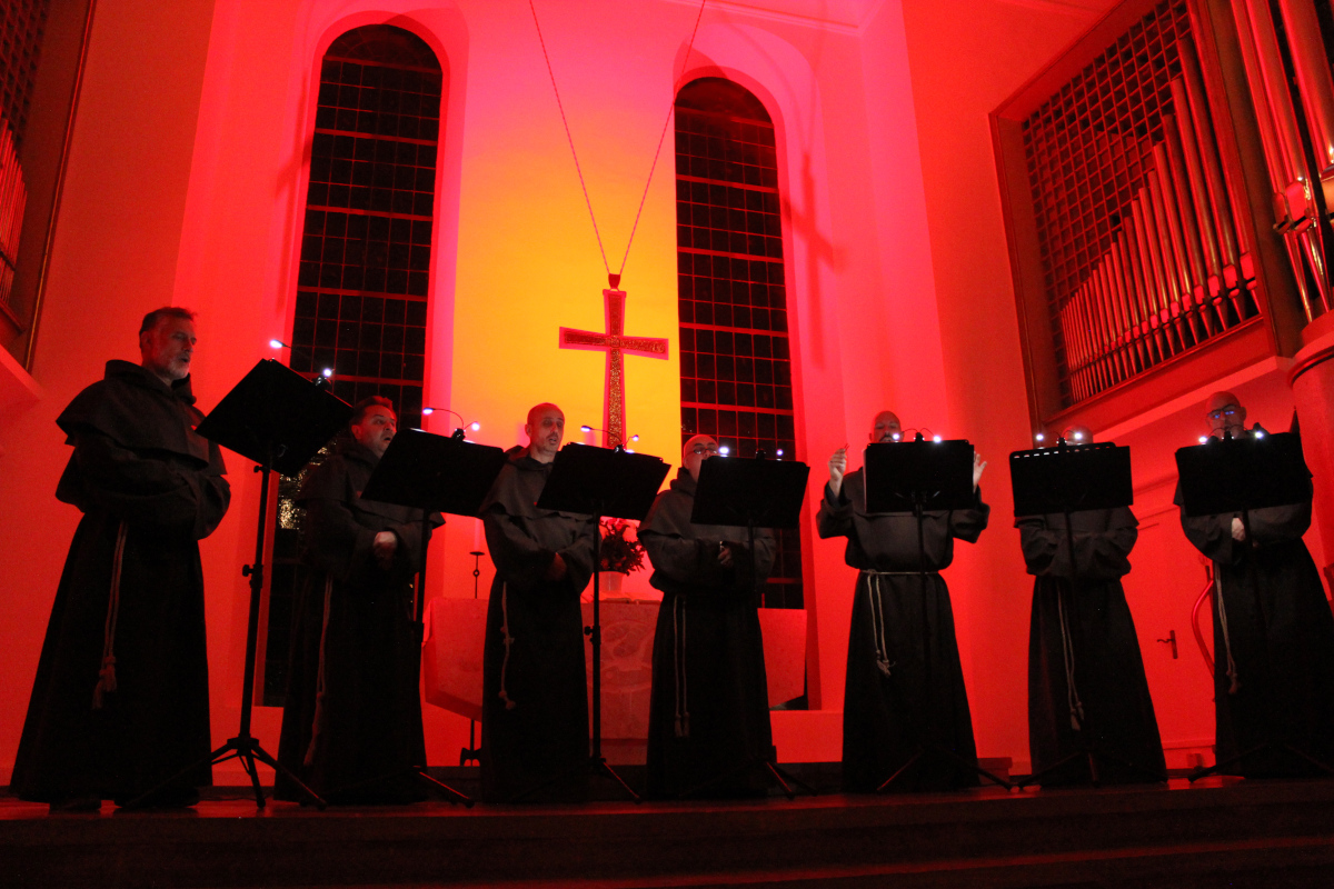 Magischer Gregorianischer Gesang erfüllt die Lutherkirche in Kirchen