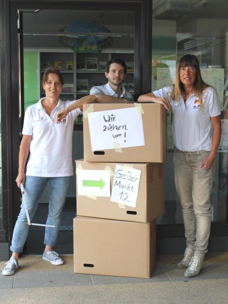 Jetzt gehts los. Das Team der Tourist-Information zieht in der Woche nach Pfingsten in die neuen Rume am Groen Markt 12. Die Umzugskartons packen (v.l.) Susanne Ggel, Ardian Hajrizi und Karin Maas. Nicht auf dem Foto, aber beim Umzug wieder da: Carina Schreiner. Foto: privat