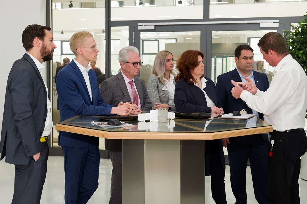 Sandra Weeser, FDP-Bundestagsabgeordnete, im Gesprch mit Schneidemaschinen-Hersteller TREIF (Fotos: photoklaas.de)