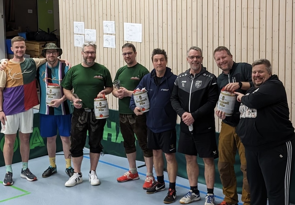 Auf dem Siegerfoto sind unter anderem zu sehen: Bernhard Germann und Kai Hassler auf Platz 3, Harald Scholemann und Jrn Barth auf Platz 1, Maik Zurkan und Torsten Leis auf Platz 2 sowie Dominik Schuh und Oliver Krber. (Foto: TTSG Niederfischbach-Fischbacherhtte)