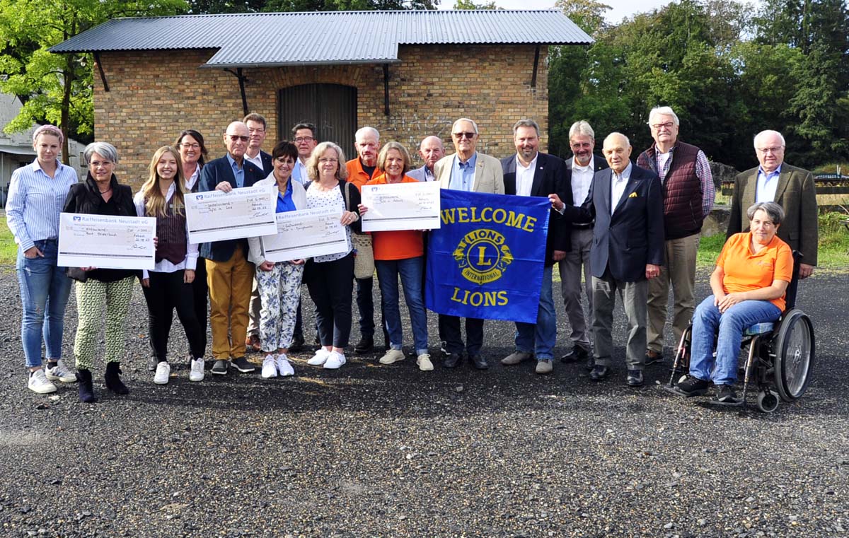 Alle Teilnehmer der Veranstaltung freuten sich mit den Empfngern der Spenden (Bilder: kk) 