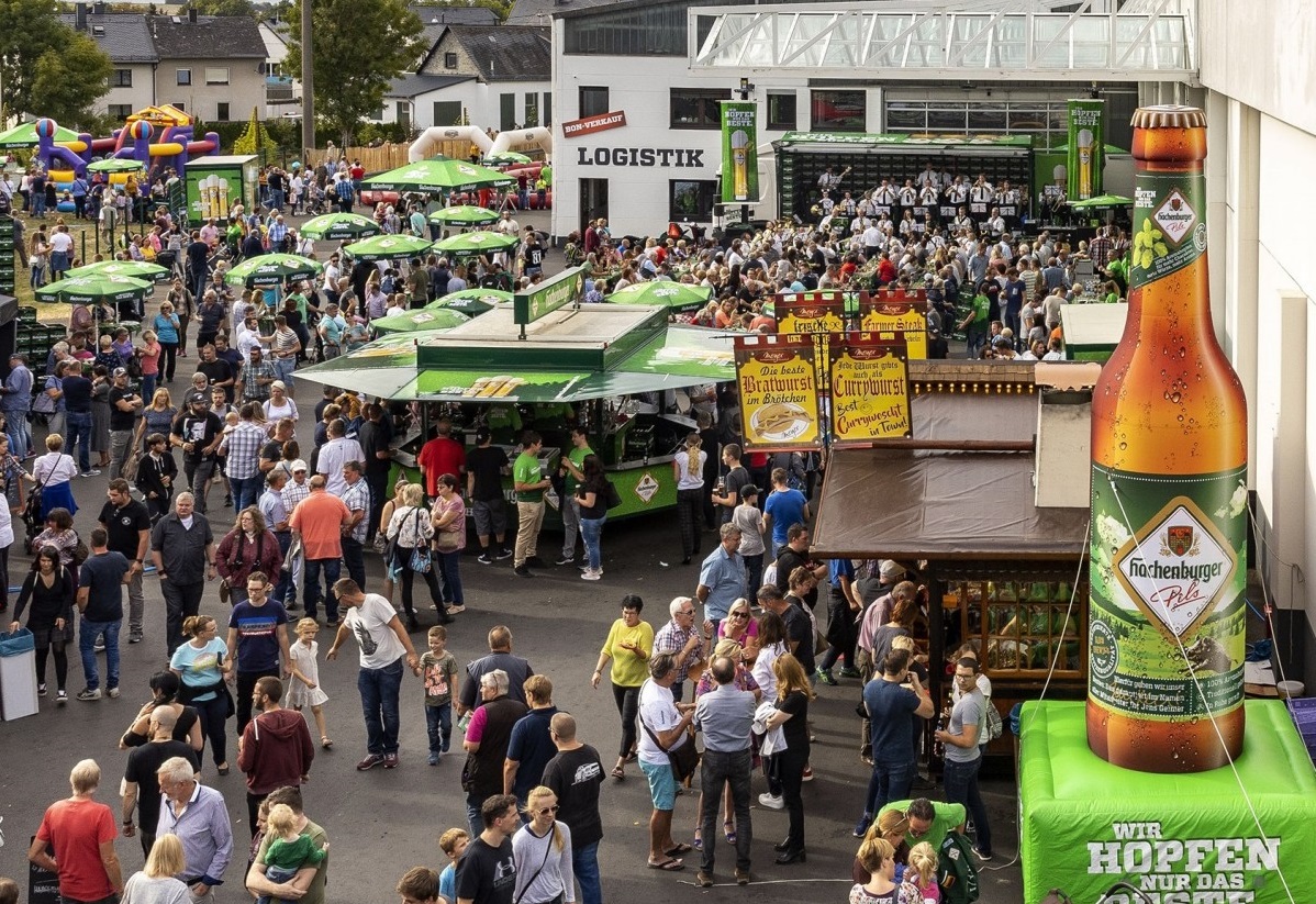 Schon 2019 kamen fast 10.000 Besucher zum "Tag der offensten Brauerei" nach Hachenburg. Auch diesmal rechnet die Westerwald-Brauerei wieder mit groem Andrang aus der gesamten Region. (Foto: Westerwald-Brauerei, Hachenburg)