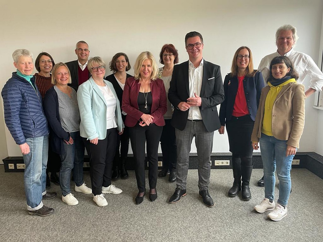 Neuwieds Brgermeister Peter Jung (4. von rechts) und VHS-Leiterin Jutta Gnther (6. von rechts) begrten die Mitglieder des "Arbeitskreises Groe Volkshochschulen" in Neuwied. (Foto: privat)