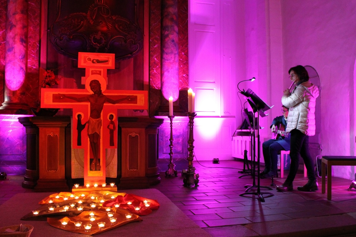 Taiz in der Schlosskirche Hachenburg: Lieder, Texte und Lichter