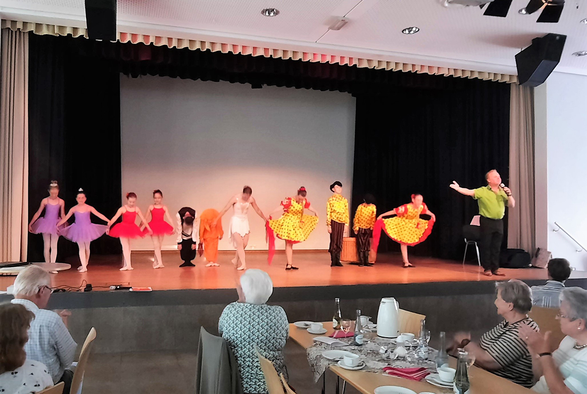 Tanzschler der Altenkirchener Tanzschule Lets Dance begeisterten die Senioren mit atemraubenden Darbietungen. Viktor Scherf moderierte die Prsentation der Tanzschule. Fotos: Privat