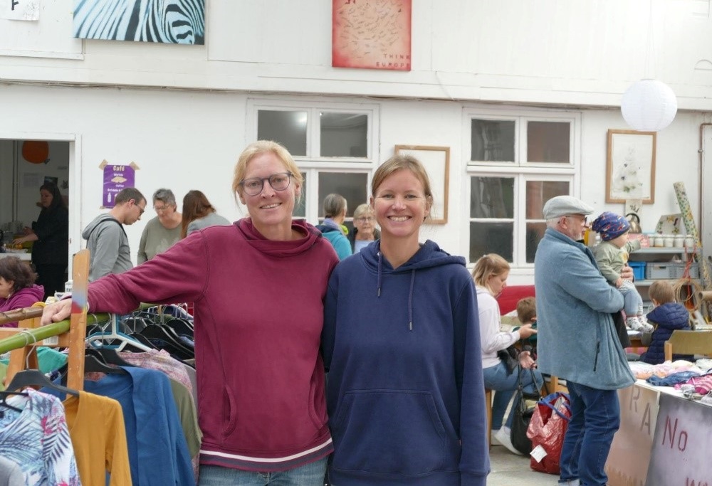 Judith Gondorf und Nadja Michels organisieren die Kleidertauschparty. (Foto: privat)