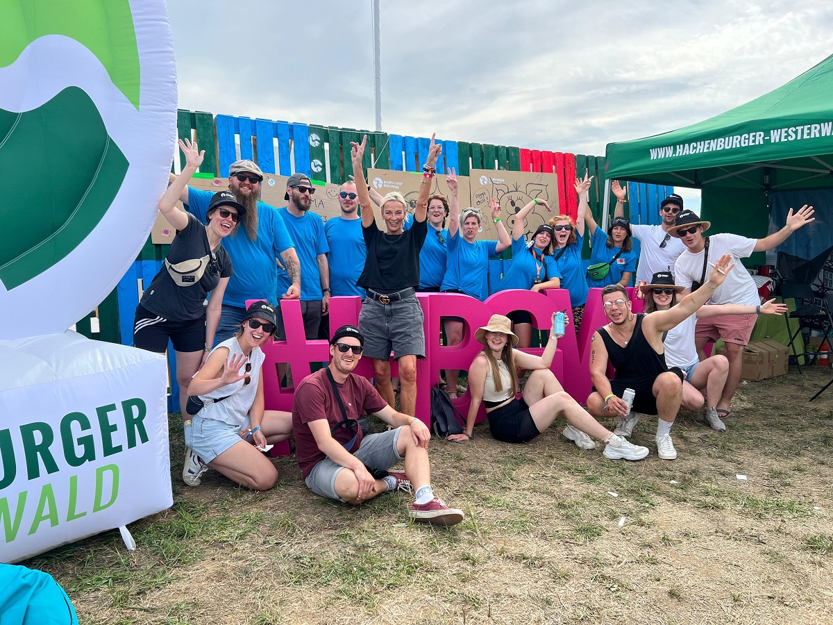 Das Team der Tourist-Information mit interessierten Festivalbesuchern. (Foto: Tourist-Information Hachenburger Westerwald)