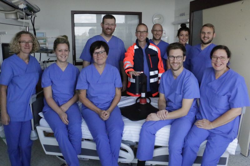 Das Team der Intensivstation im Herz-Jesu-Krankenhaus Dernbach mit der neuen
Reanmimationshilfe (v.l.n.r.): Ute Wick, Desire Sartor, Antje Stahl, Dr. Andreas Krmer, Dr. Lars Plies, Daniel Laugwitz, Sebastian Eidt, Sandra Hhler, Tim Dommermuth, Pelagia Schoth. Foto: Herz-Jesu-Krankenhaus Dernbach
