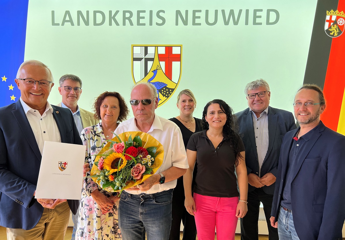 v.l.: Landrat Achim Hallerbach, Abteilungsleiter "Jugend und Familie" Jrgen Ulrich, Personalratsvorsitzende Birgit Eisenhuth, Rainer Temming, Simone Hhner, Nesrin Uslu, 1. Kreisbeigeordneter Michael Mahlert und Referatsleiter "Sozialer Dienst" Uwe Kukla. (Foto: Martin Boden, Kreisverwaltung Neuwied)