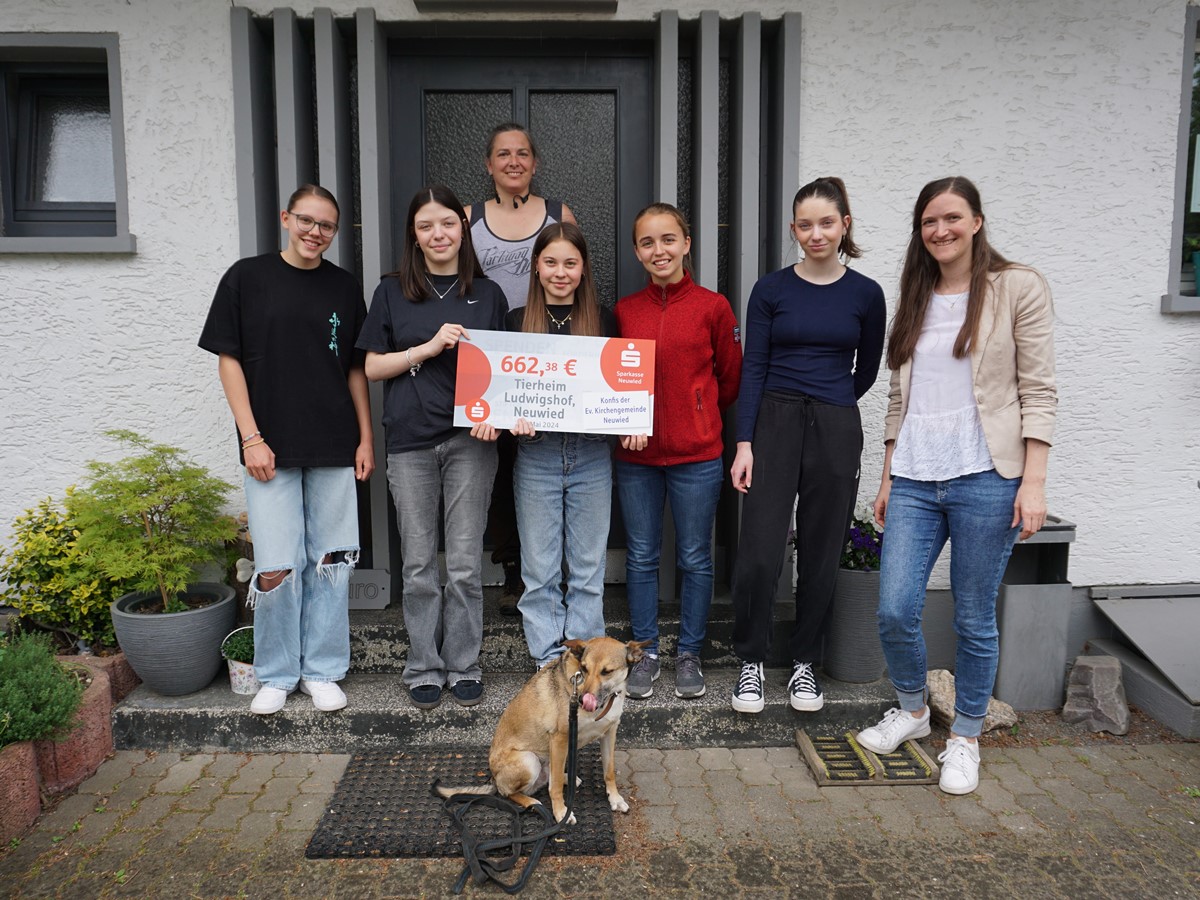 Einige Konfirmanden berreichten in Begleitung von Pfarrerin Julia Arfmann-Knbel (rechts im Bild) die Spende an die Leiterin des Tierheims Sabrina Steger (hinten im Bild). (Foto: Kirchengemeinde Neuwied)