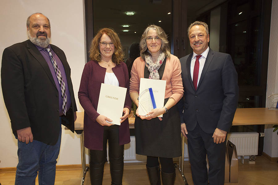 Lydia Hammerstein und Elke Lemgen erhielten den Ehrenamtspreis der Verbandsgemeinde Rengsdorf-Waldbreitbach. Foto: Wolfgang Tischler 