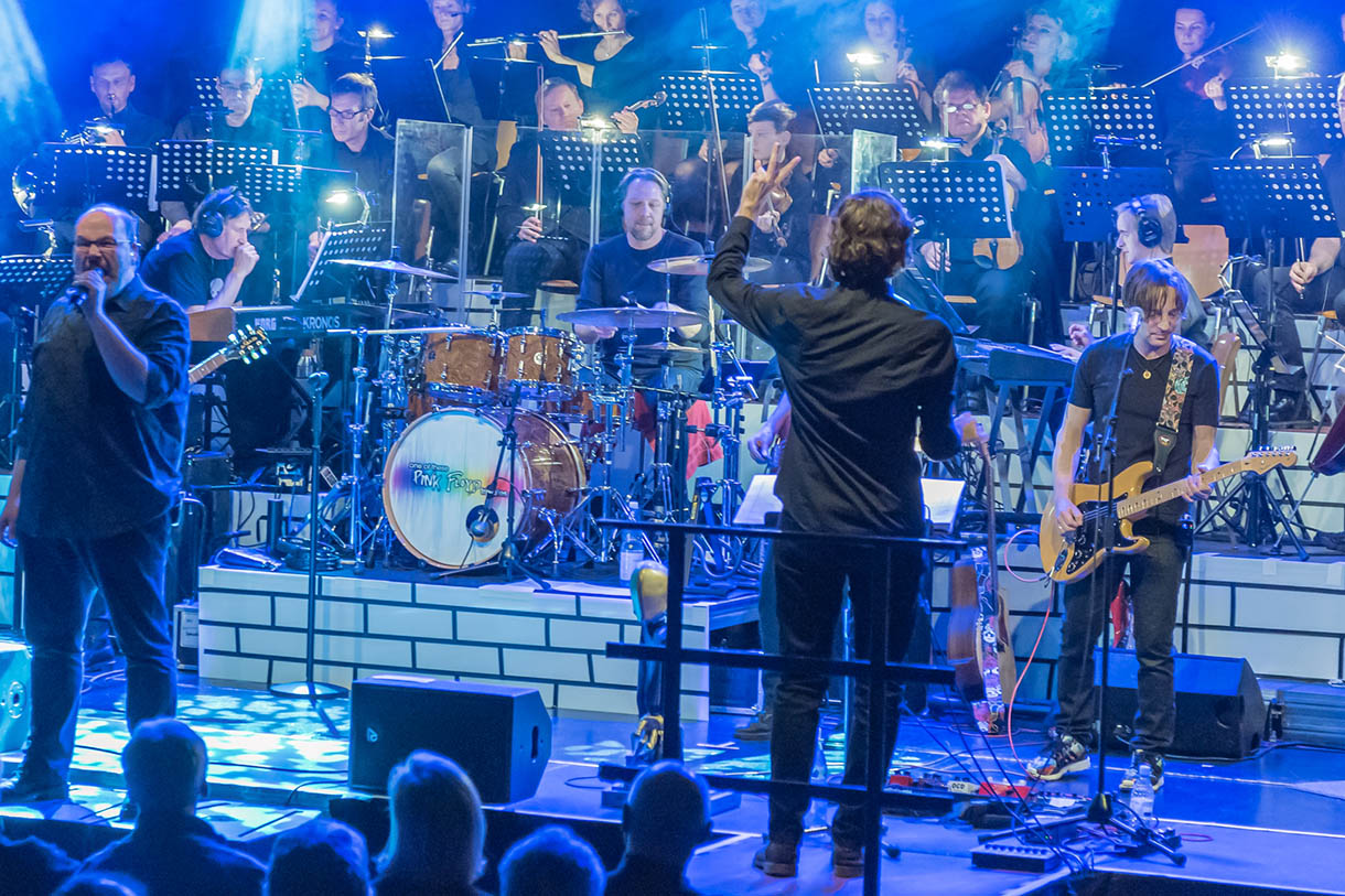 Band und Orchester zelebrieren 45 Jahre "The Wall"