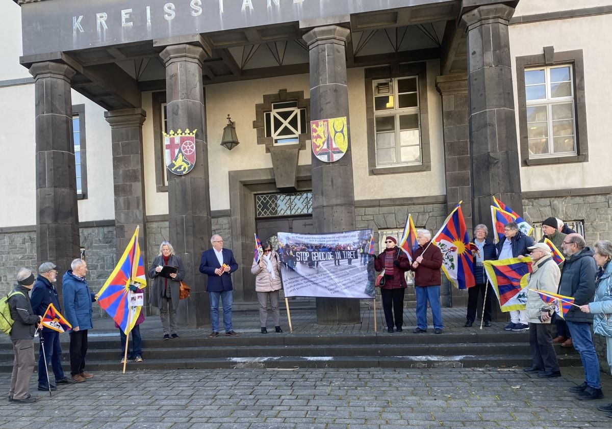 Vor der Kreisverwaltung Altenkirchen hatte sich eine Gruppe von Menschen versammelt, die sich fr Tibet stark macht. (Foto: Eckhard Osten-Sacken) 