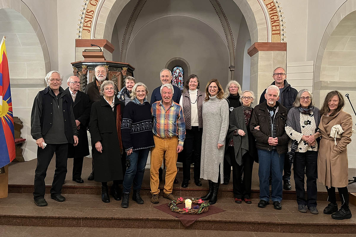 Tibetfreunde Westerwald und Gste der Veranstaltung, Wilfried Pfeffer 7.v.l., Sabine Btzing-Lichtenthler 7.v.r. Foto: Tibetfreunde