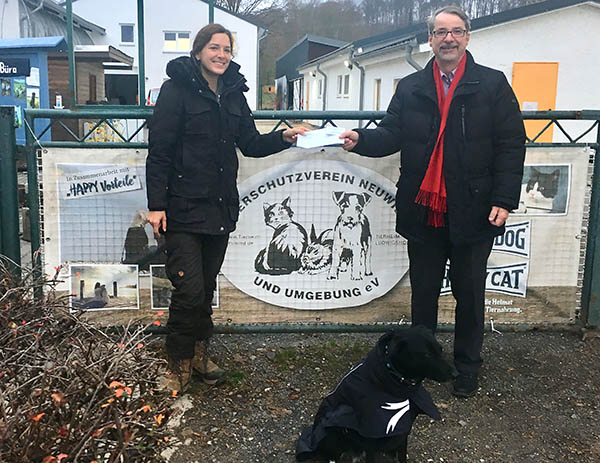 Der Einrichtungsleiter Sven Lefkowitz mit der Vorsitzenden des Tierschutzvereins Neuwied Sabrina Steger bei der Spendenbergabe im Neuwieder Tierheim. Foto: pr