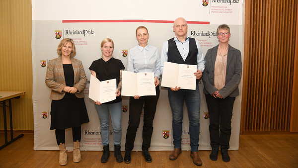 Klimaschutzministerin Katrin Eder mit den Preistrgern des Tierschutzpreises 2023 (Foto: MKUEM)