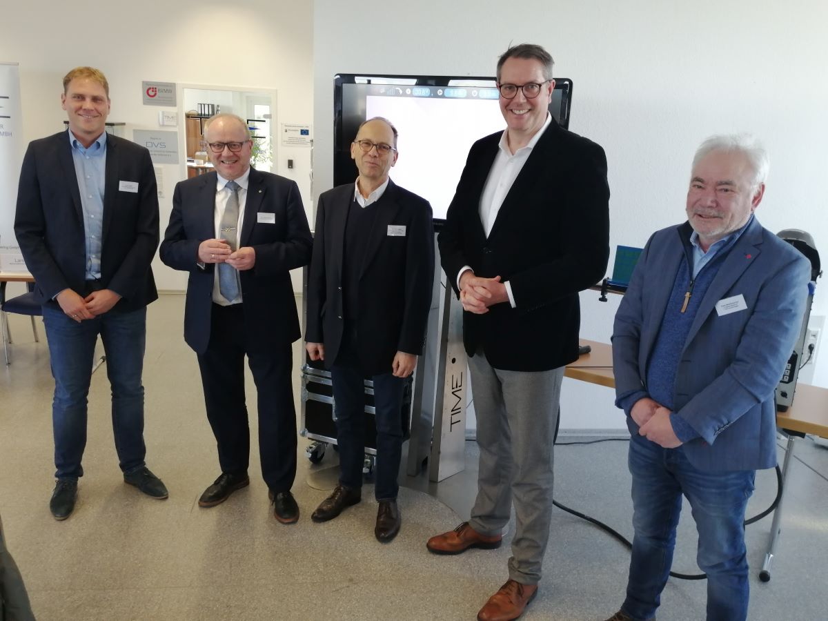 Zusammengeschweit fr die Dauer der Vorstellung des ins Leben zu rufenden Transformationsnetzwerks (von links): Lars Kober, Dr. Peter Enders, Dr. Ralf Polzin, Alexander Schweitzer und Uwe Wallbrecher. (Foto: vh)