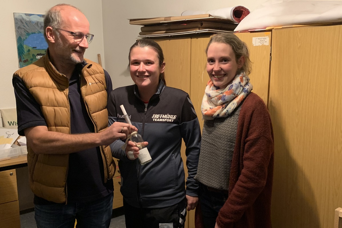 Andreas Brucherseifer-Escher und Franziska Sauer vom Jahrmarkt Wissen e.V. berreichten Julia Diefenbach (Mitte) den 1. Preis der Tombola  eine Reise nach Kreta. (Fotos: Jahrmarkt Wissen e.V.)