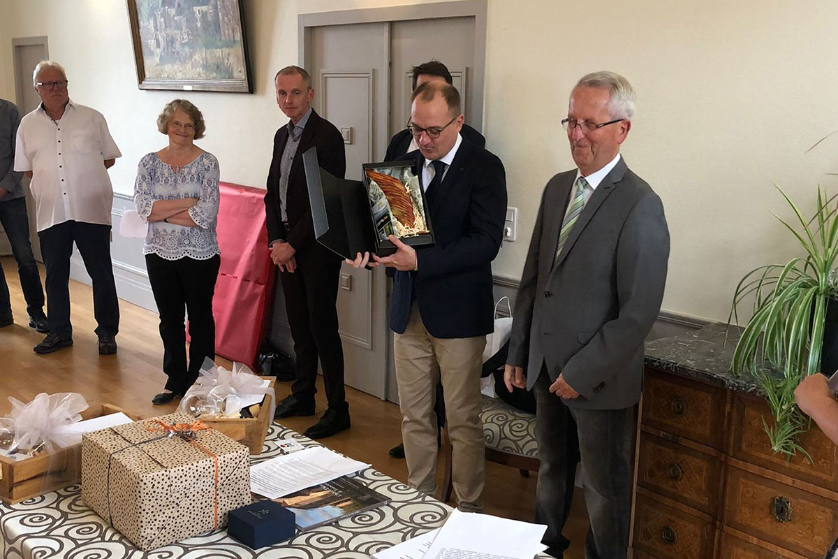 Gerd Frink (r.), der Erste Beigeordnete der Stadt Montabaur, berreichte beim Partnerschaftsjubilum eine Westerwlder Skulptur an den Cedric Clech, den Brgermeister von Tonnerre. Gemeinsam mit Honorarkonsul Bernhard Schaupp (3. v. r.) feierten die Partnerschaftsvereine unter Bernhard Gressmann (2. v. l) und Danielle Ferrari (l) ein Wochenende lang in Tonnerre das Jubilum der Partnerschaft. Foto: Stadt Montabaur / Thomas Seel