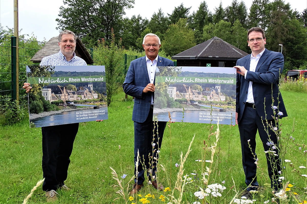 Freuen sich, dass der Kreis Neuwied so viel zu bieten hat und das jetzt in einer neuen Broschre prsentiert: (von links) Jrg Hohenadl, Landrat Achim Hallerbach und Harald Schmillen. Foto: Kreisverwaltung