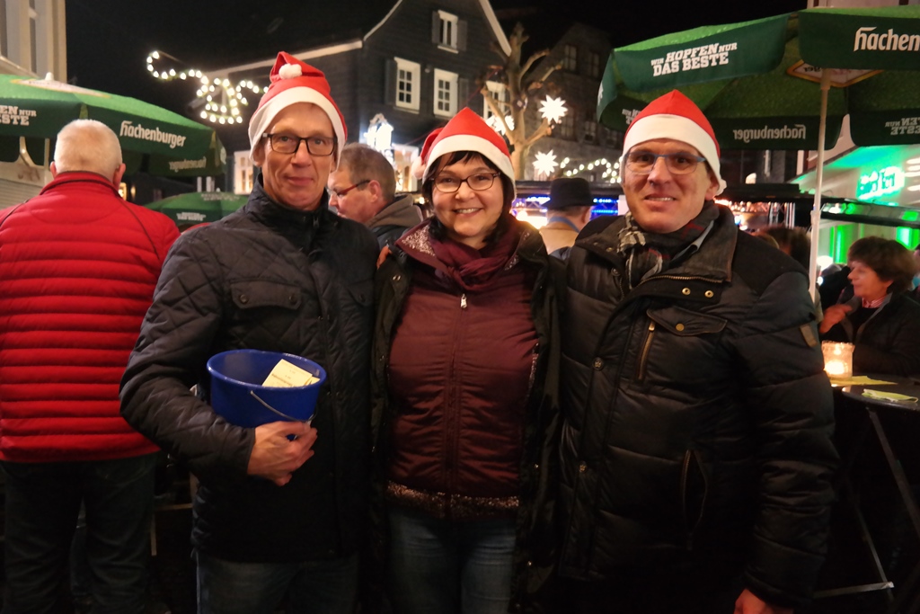 Manfred Kern, Britta Bay und Thomas Klschbach freuten sich ber die vielen Besucher bei der After Work-Weihnachtsparty. (Foto: rst)