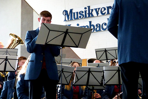 Schne Musik zelebrierte einmal mehr das ber 40-kpfige Orchester des Musikvereins Heimbach-Weis beim Frhjahrskonzert in der Festhalle. Foto: Hans Hartenfels