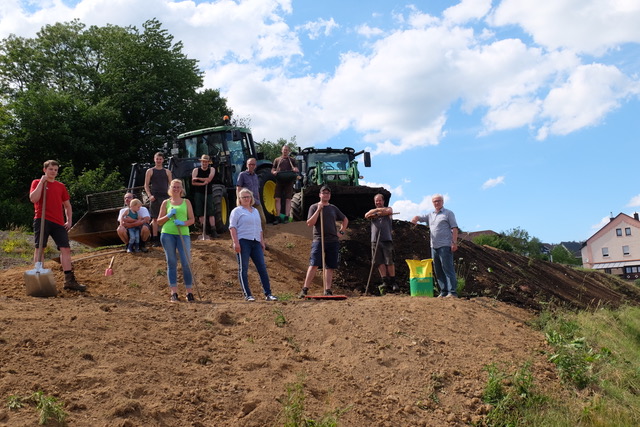 Fr die Insekten: Landwirte aus der Ortsgemeinde packten gemeinsam an. (Foto: KathaBe)