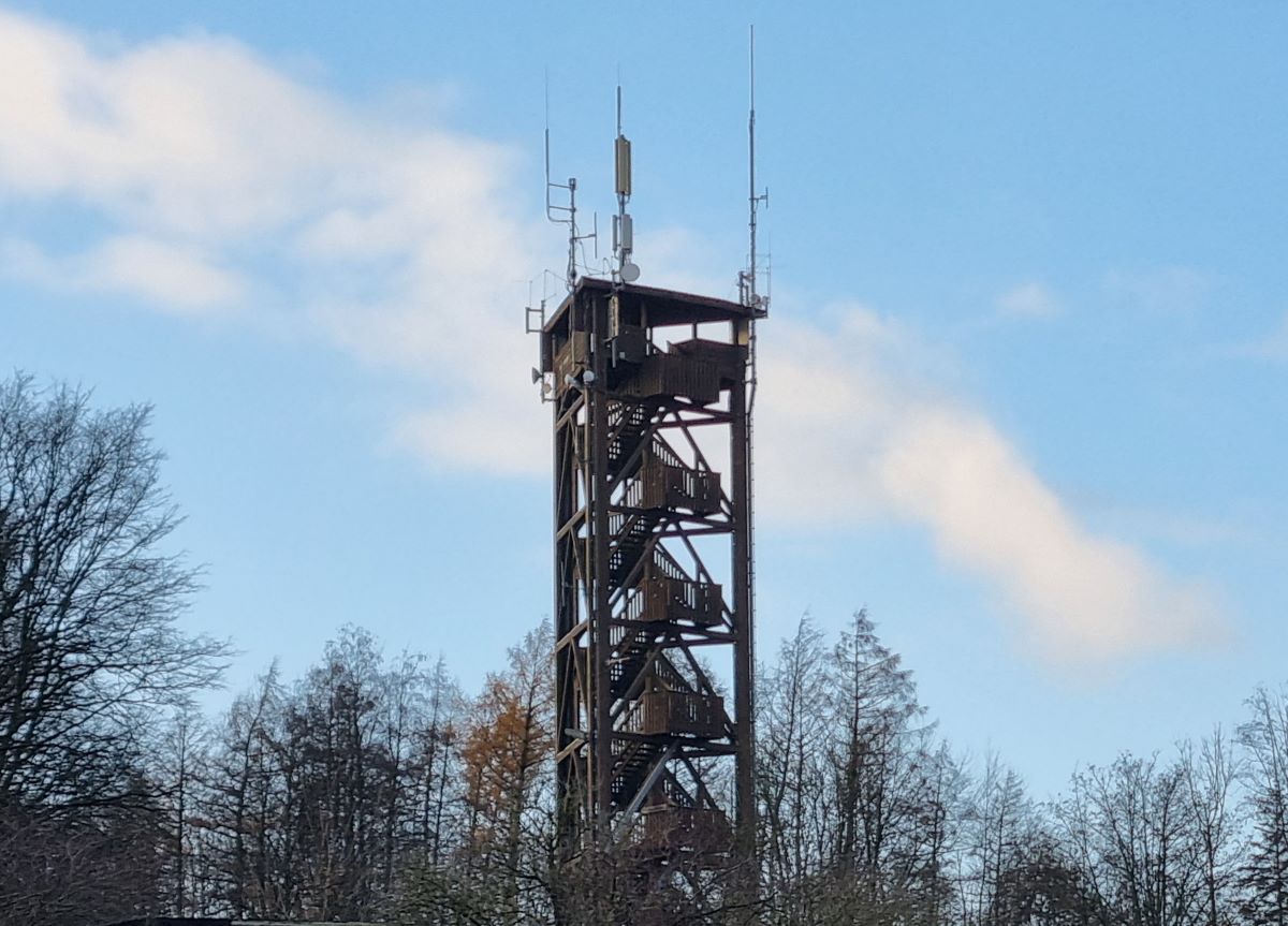 Noch dominiert der alte hlzerne Turm die Szenerie auf dem Beulskopf in der Ortsgemeinde Heupelzen. (Foto: vh)  