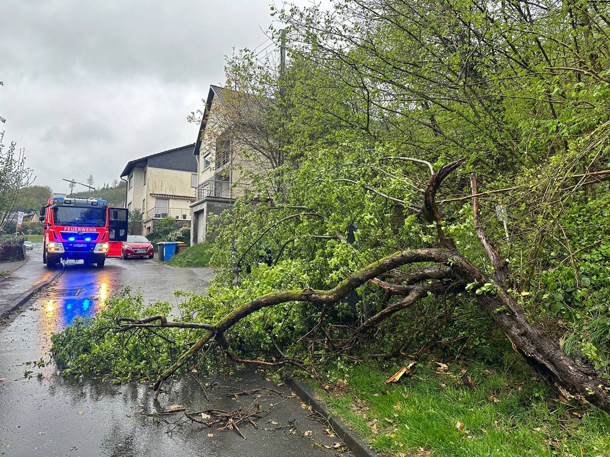 Das Unwetter hielt die Feuerwehren der Verbandsgemeinde in Atem. (Foto: Markus Beichler, Feuerwehr VG Betzdorf-Gebhardshain)