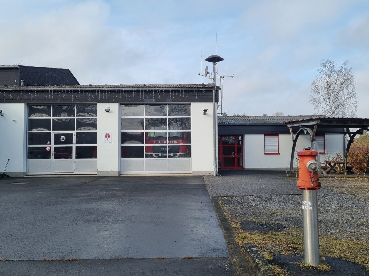 Das Feuerwehrhaus in Neitersen erhlt einen Anbau, um der Raumnot Herr zu werden. (Foto: vh) 