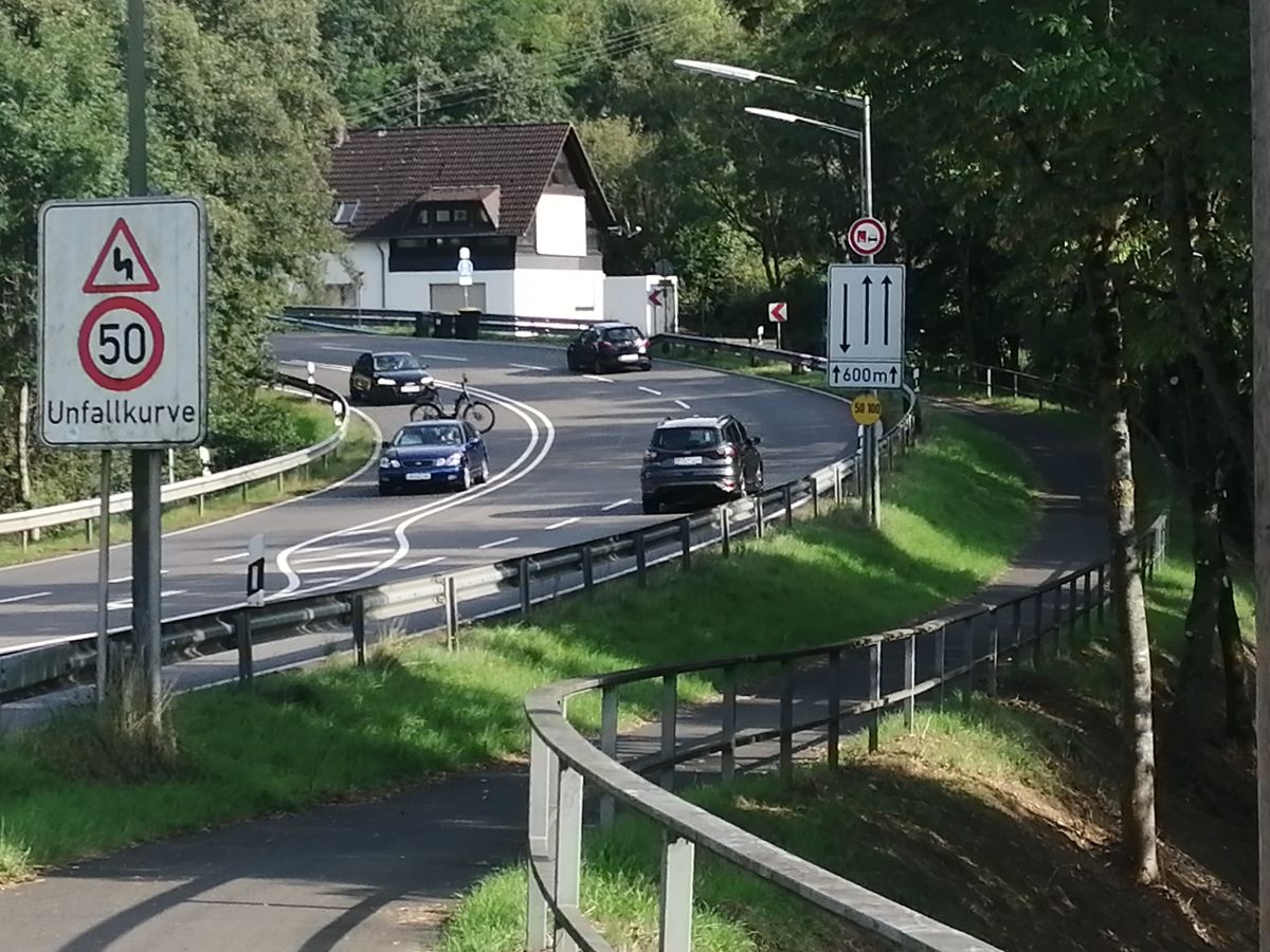 Die Kurvenkombination zwischen Helmenzen und seinem Ortsteil Oberlfen knnte durchaus etwas flssiger gestaltet werden. (Foto: vh) 